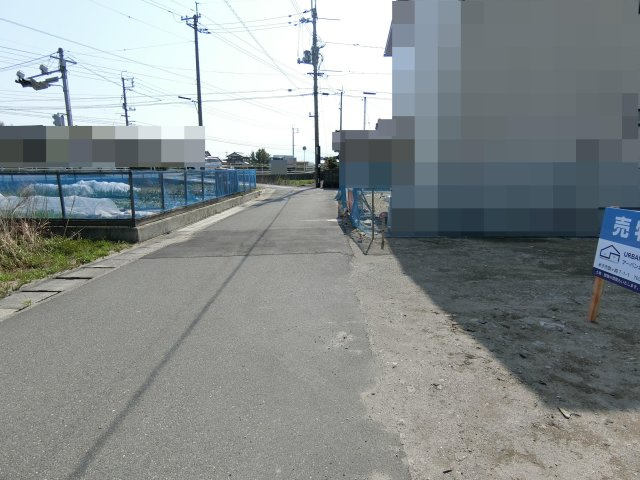 彦名町売土地の前面道路含む現地写真