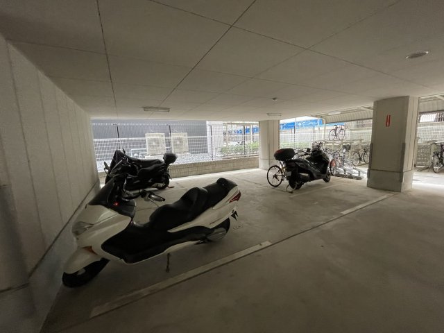 アーデン和泉町の駐車場