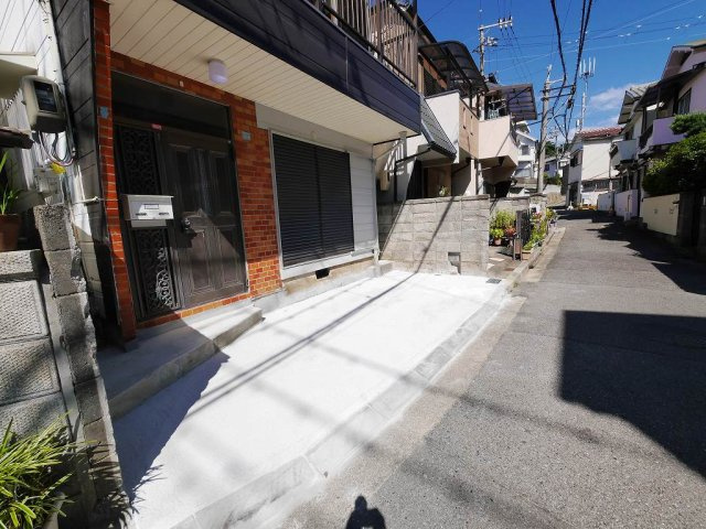 東垂水3丁目貸家の駐車場|小型車限定（サイズ現地要確認）