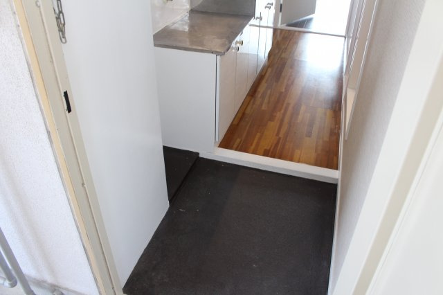 第７三重野ビルの玄関