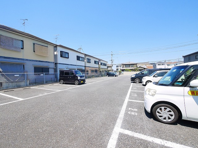 パレスナップの駐車場|駐車場があるので、車を買う予定の方も安心です