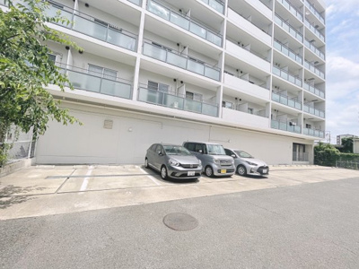 【駐車場】 | ラ・レジダンス・ド・江坂 | 駐車場があるので、車を買う予定の方も安心です