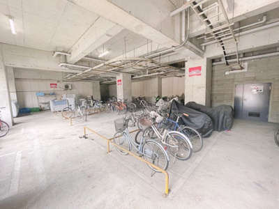 【その他共用部分】 | ラ・レジダンス・ド・江坂 | 建物内の駐輪場です