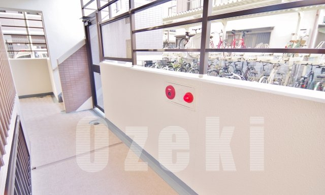 越谷パークホームズのその他|玄関からすぐ裏口があり駐輪場に行けます♪