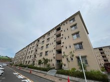 【外観】 | 流行に左右されず、将来にわたって価値が継続する「上質」な佇まい。お洒落な雰囲気や自然の潤い、親しみやすさといった暮らしを豊かにしてくれる住空間です。
上質な広々玄関では、いつでもお客様を迎えられます。