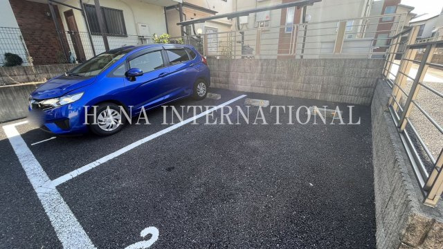 レオネクストアゼリアの駐車場