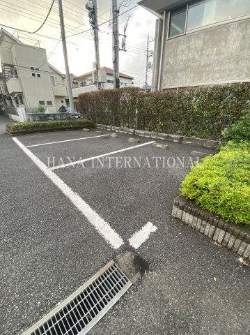 レオパレスMEGGの駐車場