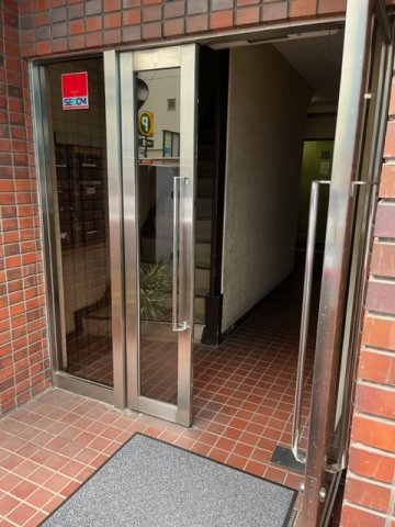 オクミヤ興産ビルのエントランス