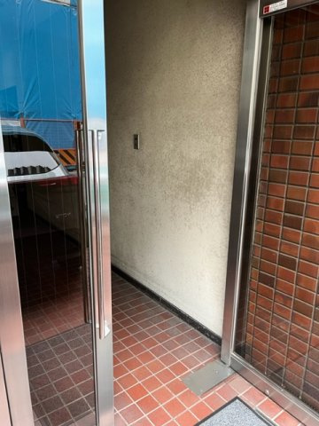オクミヤ興産ビルのエントランス
