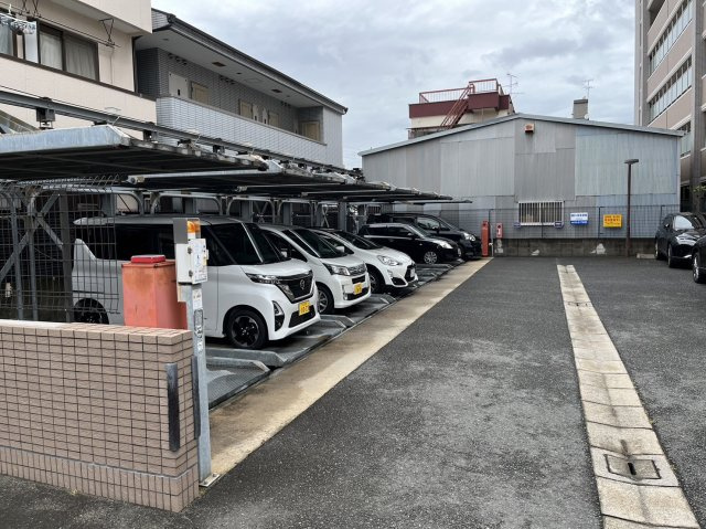 エクセレント・バーツの駐車場