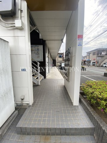 レオパレスプリムローズ前沢のエントランス