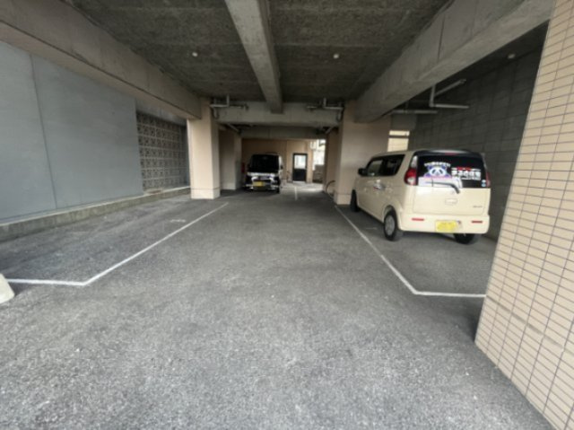 センチュリー丸島の駐車場