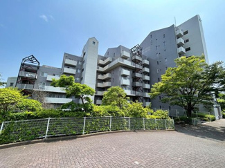 【外観】 | 流行に左右されず、将来にわたって価値が継続する「上質」な佇まい。おしゃれな雰囲気や自然の潤い、親しみやすさといった暮らしを豊かにしてくれる住空間です♪