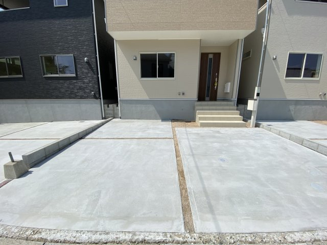 新築戸建　上安6丁目の駐車場|並列駐車2台可能（車種による）