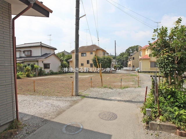 あきる野市野辺　売地　2号棟／全2区画の前面道路含む現地写真