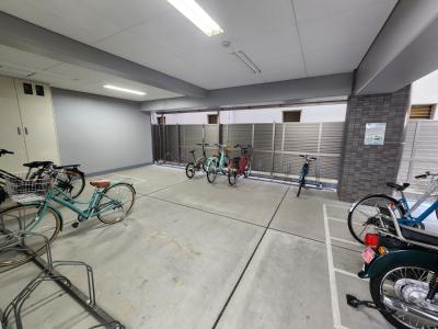 エターナルコート三条の駐車場|駐輪場