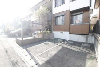 【駐車場】 | グランパルク | 車をお持ちの方に嬉しい駐車場付きの物件です