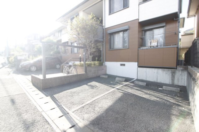 【駐車場】 | グランパルク | 車をお持ちの方に嬉しい駐車場付きの物件です