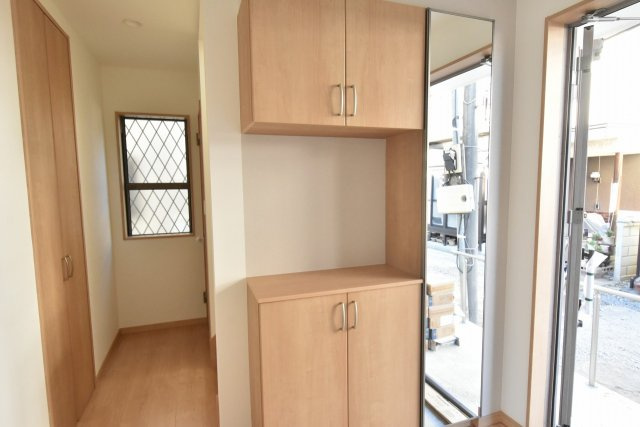 【玄関】 | 鴻巣市東３丁目　未入居住宅 | 玄関収納の収納力もたっぷり、ミラー付でお出かけ前の身だしなみチェックもOKです♪