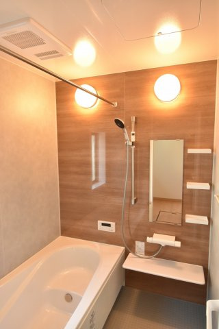 【浴室】 | 鴻巣市東３丁目　未入居住宅 | LIXILのシステムバス。浴室換気乾燥暖房機付で心地よいバスタイムを♪　丸洗いカウンターなどお手入れもしやすい仕様です。
