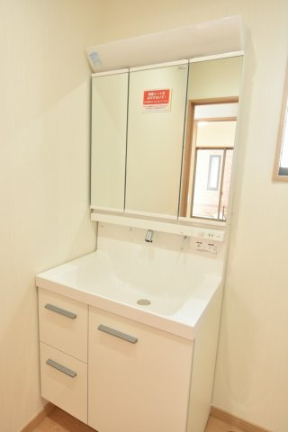 【独立洗面台】 | 鴻巣市東３丁目　未入居住宅 | LIXILの洗面化粧台MV。継ぎ目のないキレイアップカウンターやキレイアップ水栓などでお手入れもラクラク♪