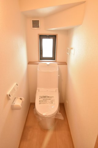 【トイレ】 | 鴻巣市東３丁目　未入居住宅 | LIXILの壁リモコン付シャワートイレ。フチレスタイプの便器でお掃除もしやすいと好評です。