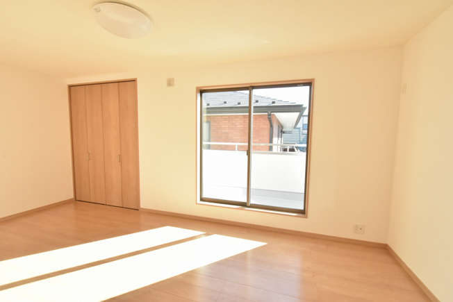【洋室】 | 鴻巣市東３丁目　未入居住宅 | ひろびろ2階洋室9帖、日当たり良好です♪