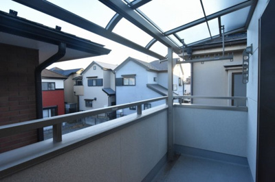 【バルコニー】 | 鴻巣市東３丁目　未入居住宅 | ベランダ屋根付きで洗濯物も干しやすいバルコニー