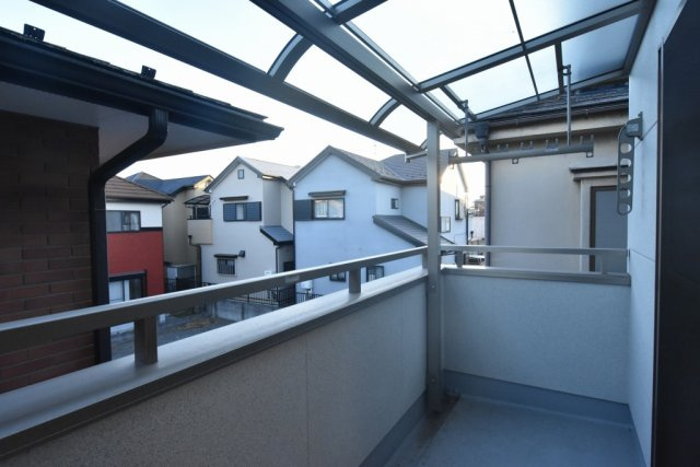 【バルコニー】 | 鴻巣市東３丁目　未入居住宅 | ベランダ屋根付きで洗濯物も干しやすいバルコニー