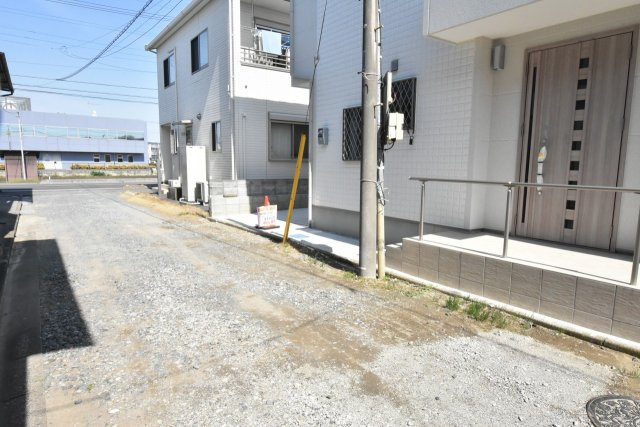 鴻巣市東３丁目　未入居住宅の前面道路含む現地写真