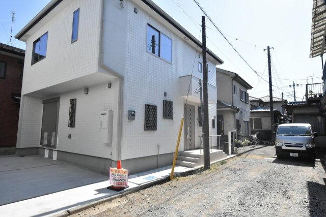 鴻巣市東３丁目　未入居住宅の前面道路含む現地写真