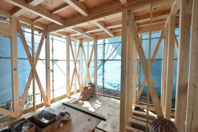 【構造・工法・仕様】 | 鴻巣市東３丁目　未入居住宅 | 建築基準法の定めより約1.5～1.8倍量の筋交いや約3倍量の接合金物を入れた建物構造で耐震にも自信があります！