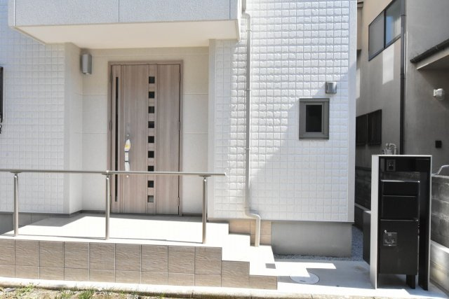 鴻巣市東３丁目　未入居住宅の外観|ポストと宅配ボックスも標準装備！留守でも宅配便が受け取れて再配達の削減にも！