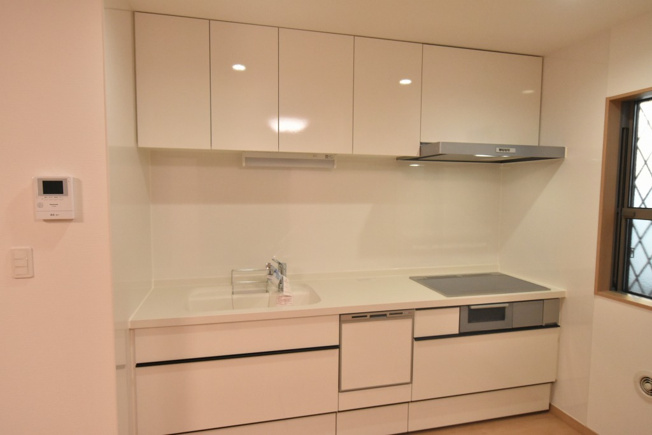 【キッチン】 | 鴻巣市東３丁目　未入居住宅 | LIXILのシステムキッチン　食器洗浄乾燥機付、人造大理石シンク、浄水器付シャワー水栓など嬉しい設備と収納が満載♪