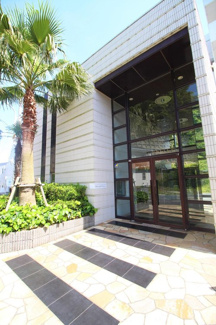 【外観】 | 全面タイル張りによる重厚感溢れる外観です♪