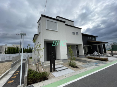 【外観】 | 草津市西渋川２丁目分譲地27号地 | 爽やかな青空の下に贅沢なほどに降り注ぐ陽光、豊かな居住性と、クオリティが見事に調和した住空間は、住まうことの喜びを感じさせてくれます。