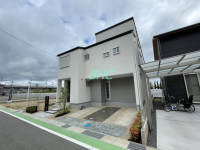 【外観】 | 草津市西渋川２丁目分譲地27号地 | 街に溶け合う美しい景観を生みだしているにも関わらず、採光や風通しを考えて設計された間取り。優雅なひと時をお過ごしいただける筈です。