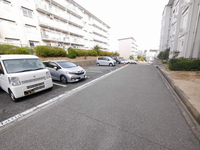 白川台住宅14号棟の駐車場