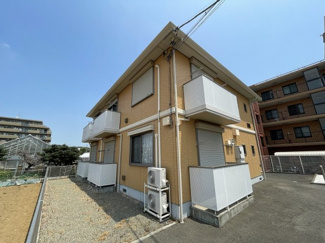 【外観】 | コンビニやドラッグストアが近くて便利な立地♪ブルーライン「新羽」駅徒歩圏内！閑静な住宅地にある2階建てアパートです♪