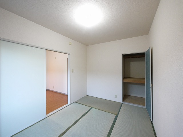 コスモス結崎　Ｂの寝室|広くて明るい寝室