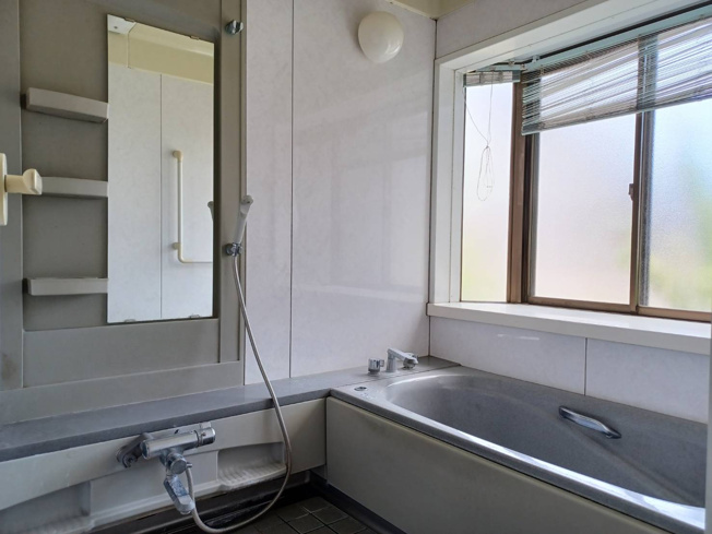 【浴室】 | 大きな出窓の明るいお風呂でゆったりできます☆