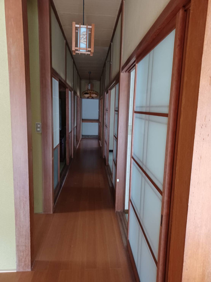 【その他】 | 広い間取り独特の長い廊下です、つきあたりは物入です☆