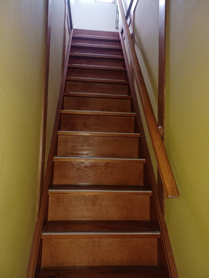 【内装】 | 古風な階段は趣があります☆