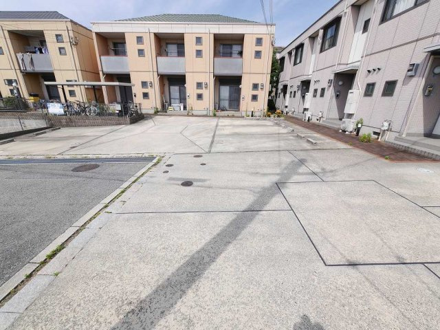 パールビューD棟の駐車場