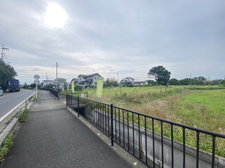 【前面道路含む現地写真】 | 比企郡川島町上八ツ林　建築条件なし売地　東武東上線『川越駅』バス27分　【つばさ北小学区】