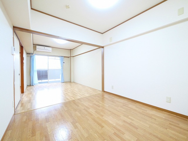 吉田マンションの居間・リビング|こちらの居間で趣味の時間をお楽しみください