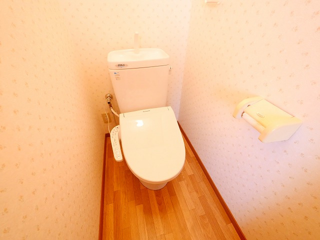 吉田マンションのトイレ|落ち着いた色調のトイレです