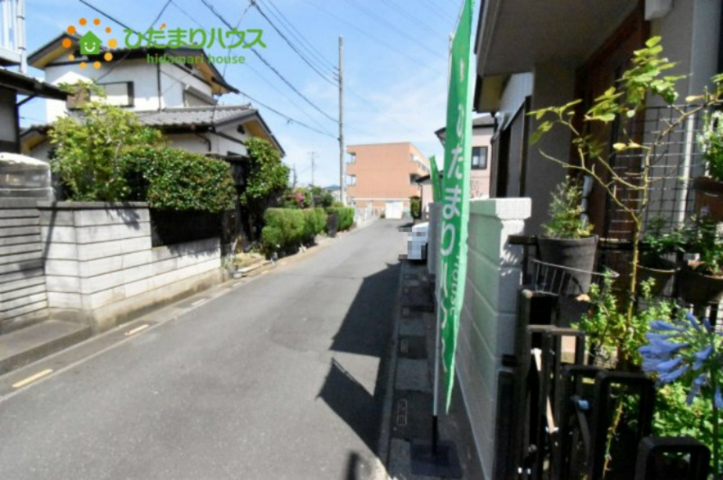 北本市中丸2丁目　中古一戸建ての前面道路含む現地写真