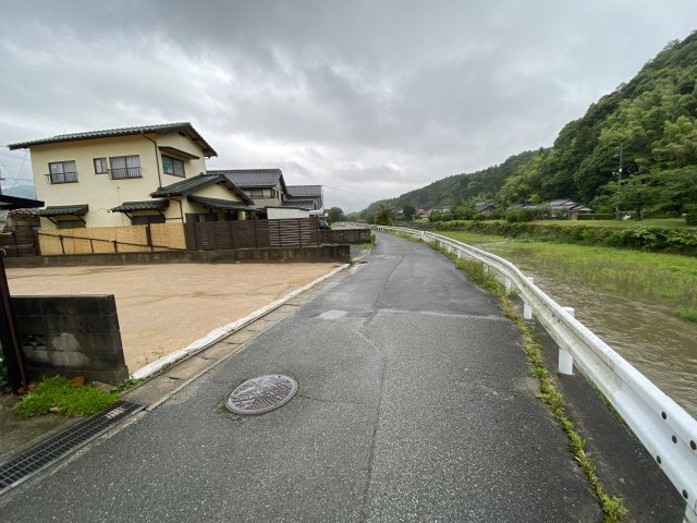 売土地　古熊の前面道路含む現地写真