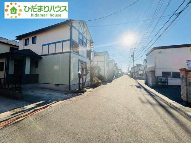 上尾市浅間台4丁目　中古一戸建ての前面道路含む現地写真